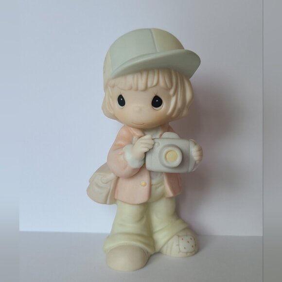 Precious Moments Collectors Club Girl Camera Photography Collectible Figurine - Picture 4 of 10
